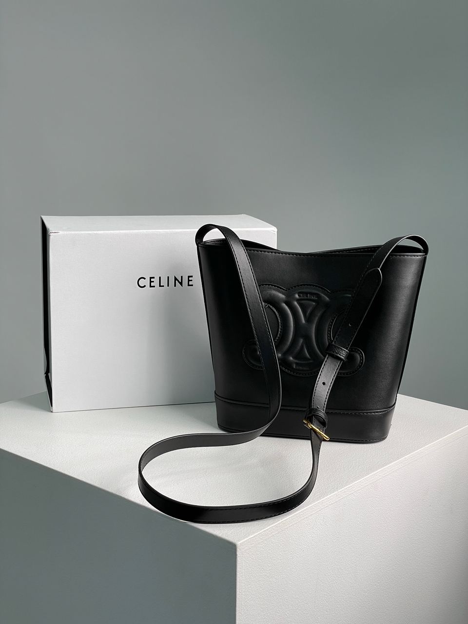 Celine Small Bucket Cuir Triomphe In Smooth Calfskin Tan Black - 3