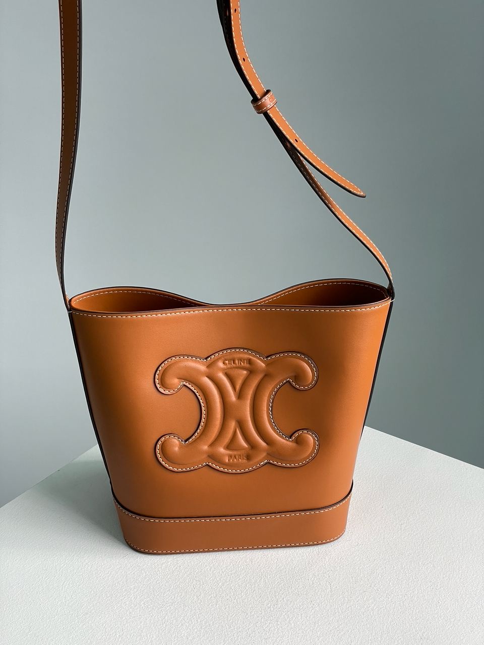 Celine Small Bucket Cuir Triomphe In Smooth Calfskin Tan Brown - 3