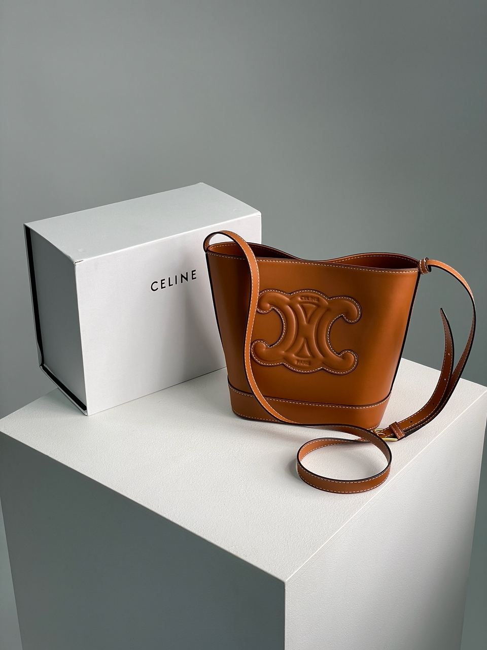 Celine Small Bucket Cuir Triomphe In Smooth Calfskin Tan Brown - 4