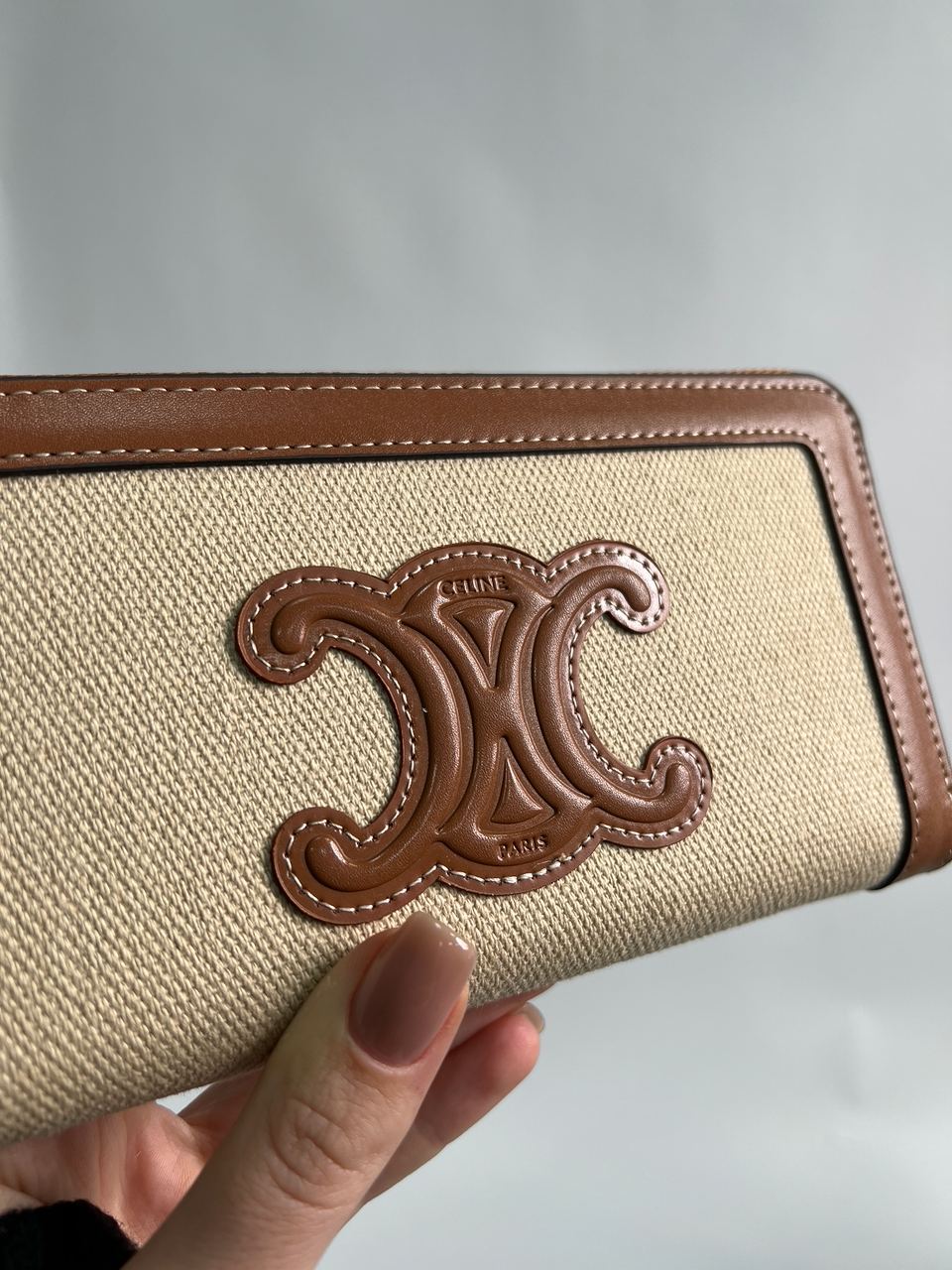 Celine Zipped Wallet Cuir Triomphe in Textile and Calfskin Natural/Tan - 8