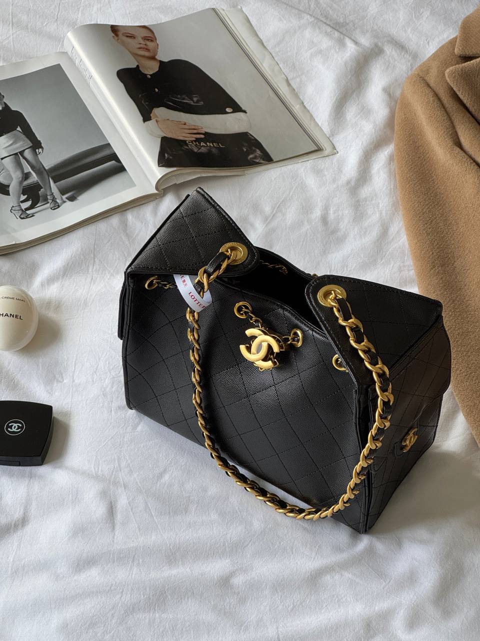 Chanel 25 Handbag in Black With Gold Hardware - 4