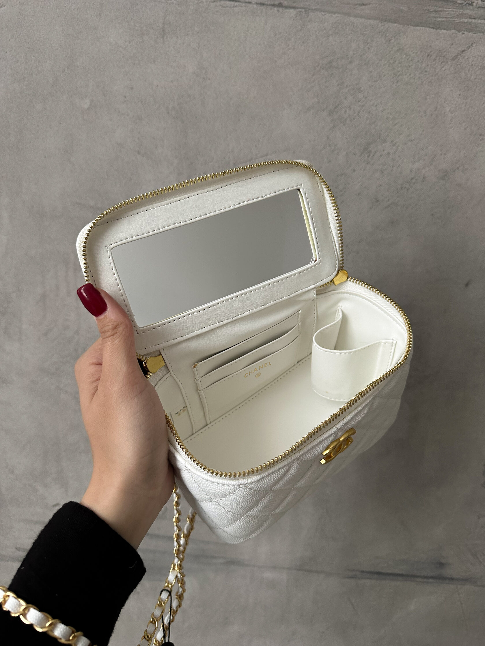 Chanel Classic White Lambskin Pearl Crush Vanity Bag Gold - 19