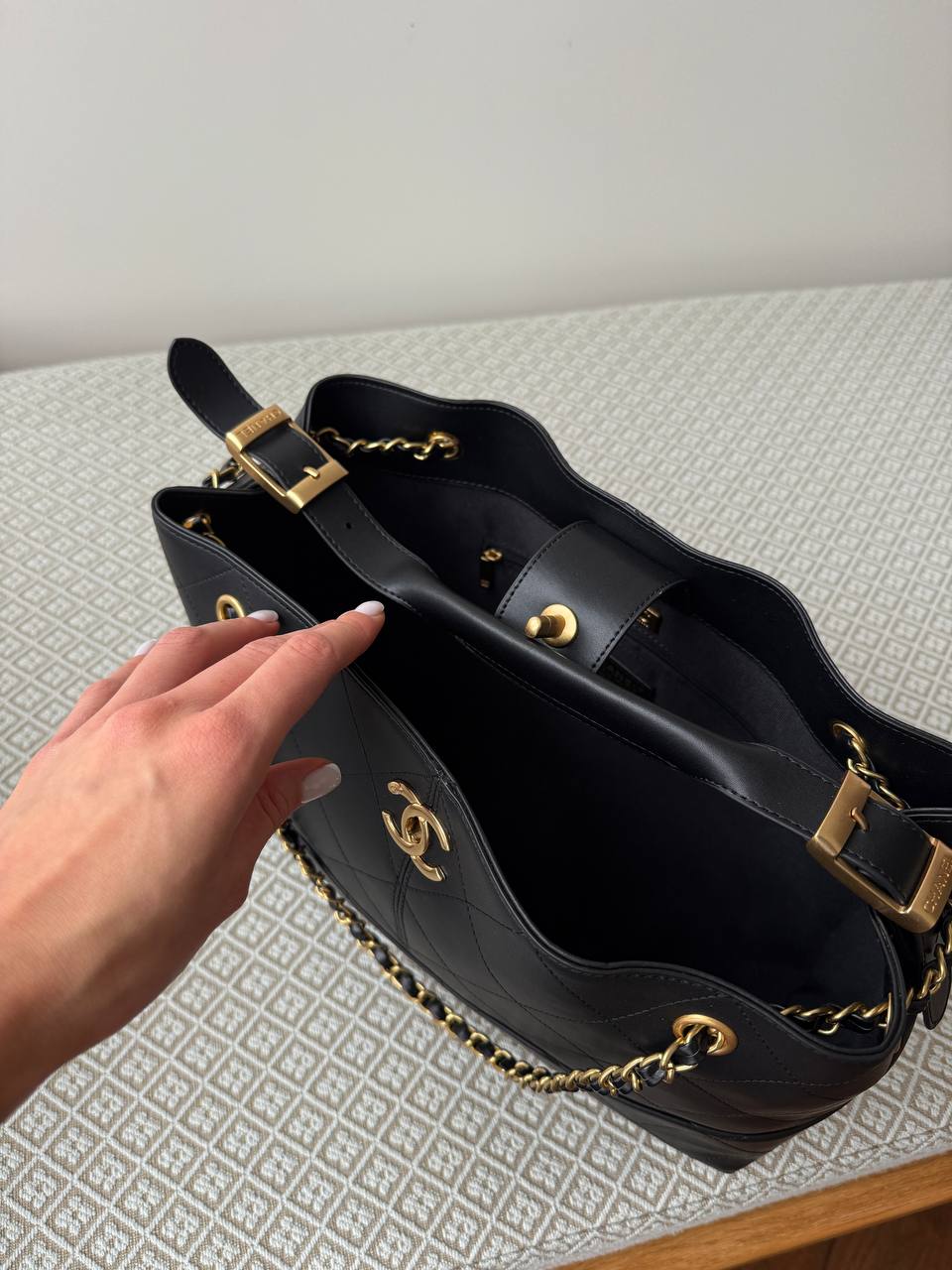 Chanel Shopping Bag 33 Black/Gold - 8