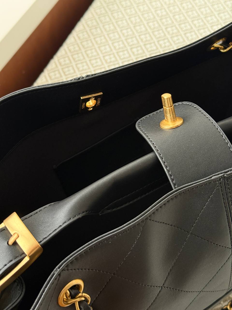 Chanel Shopping Bag 33 Black/Gold - 9