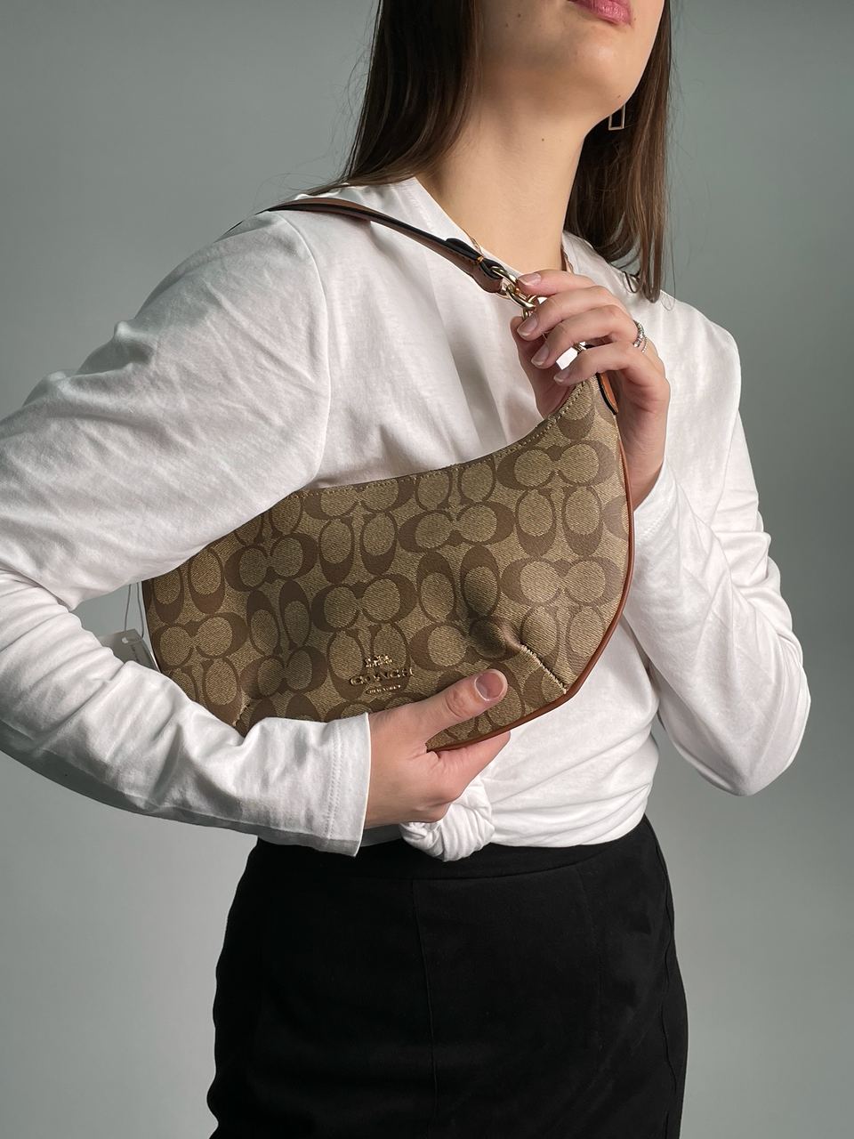 Coach Payton Hobo In Signature Canvas in Beige - 3