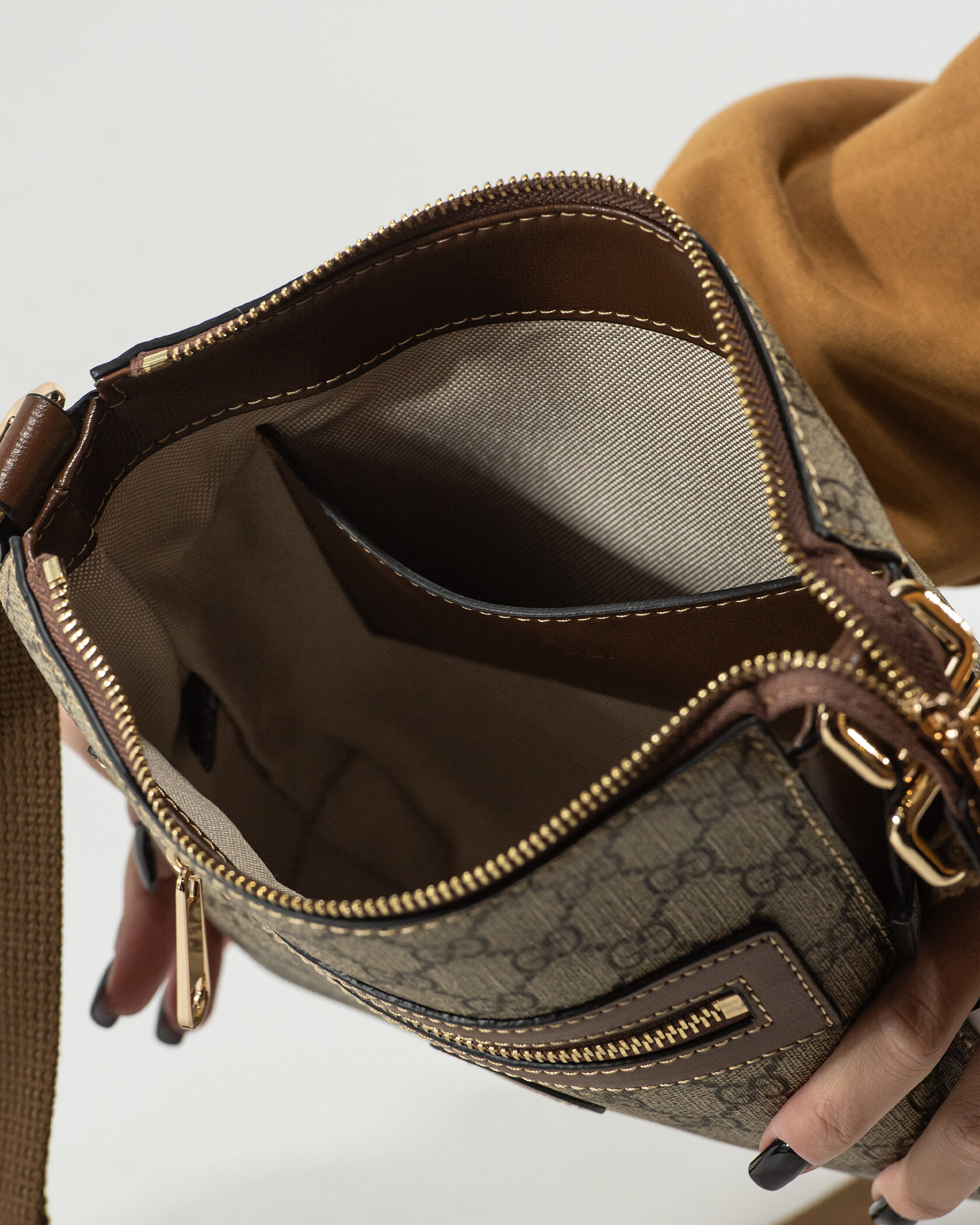 Gucci GG Supreme Classic Messenger - 13