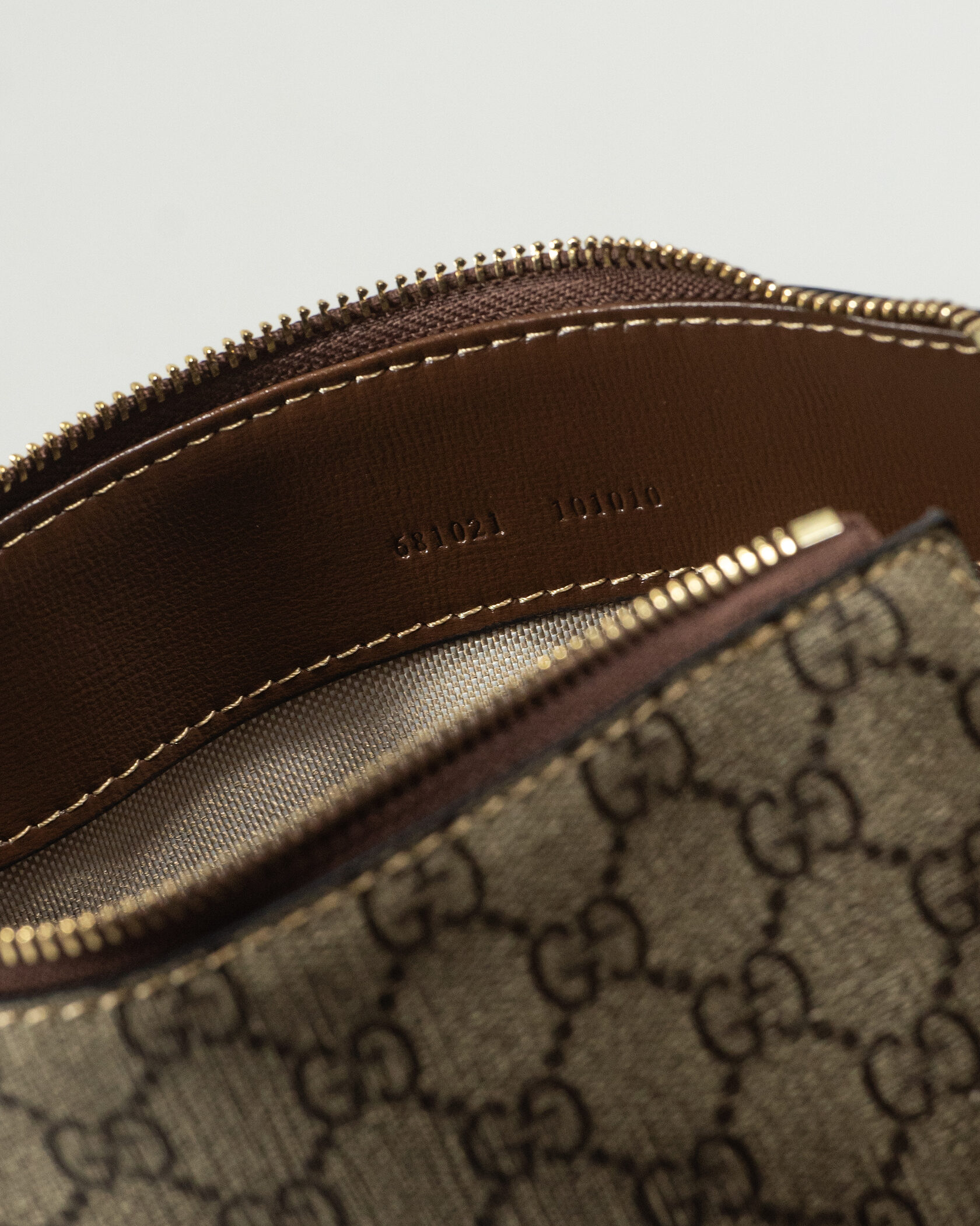 Gucci GG Supreme Classic Messenger - 14