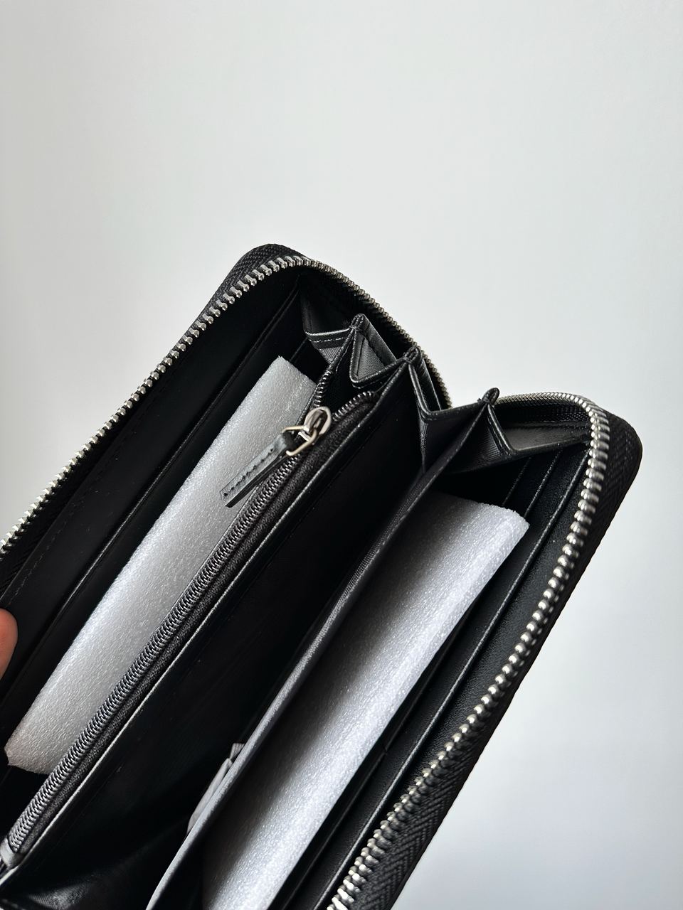 Gucci Wallet Black Embossed Leather - 8