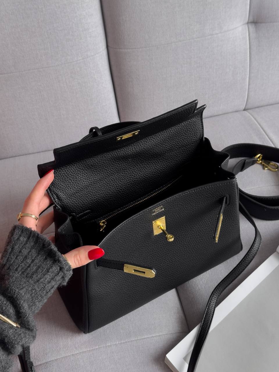 Hermès Kelly 25 Sellier Epsom Leather Bag in Rouge H Black - 15