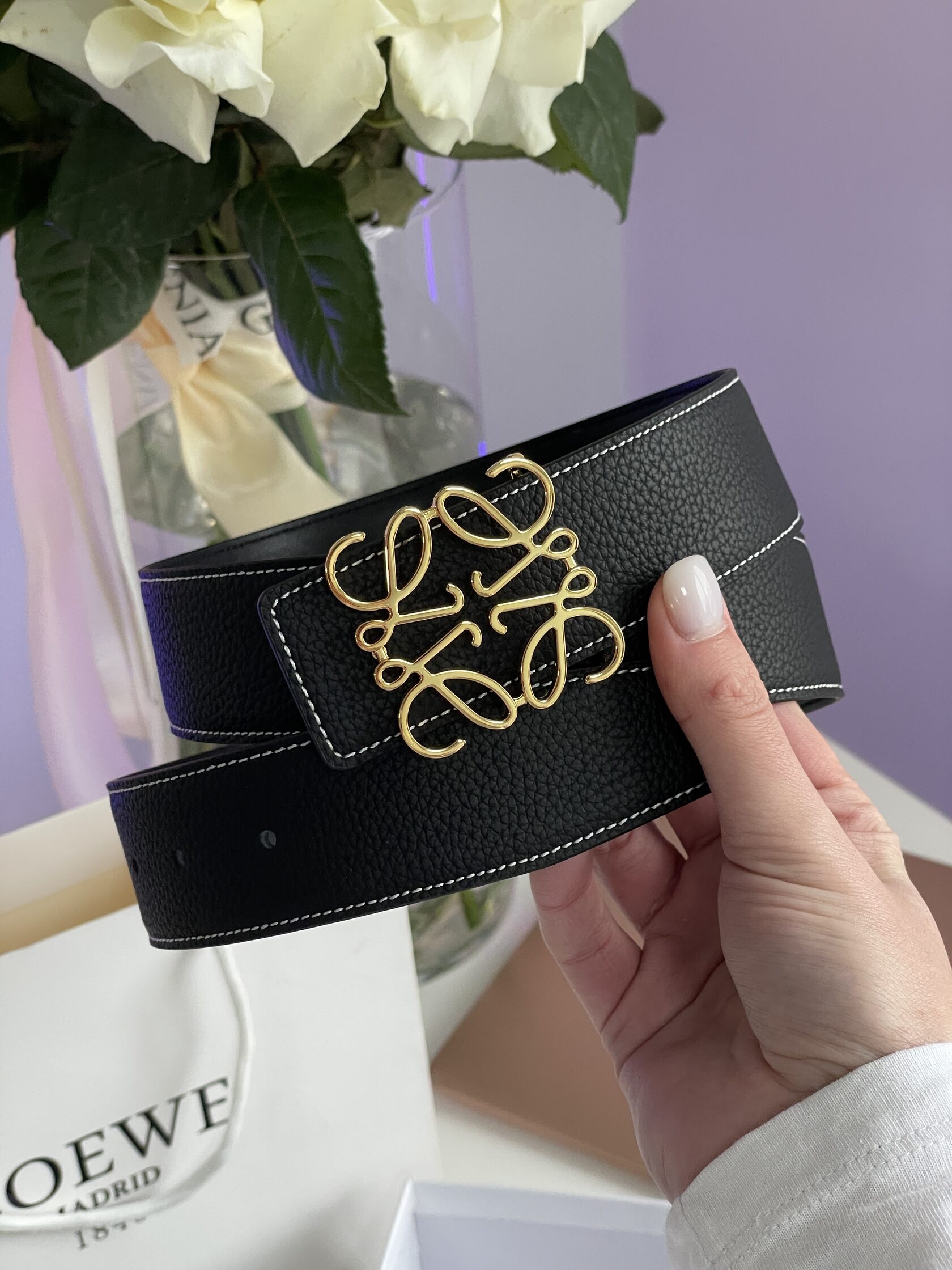 Loewe Anagram Belt in Pebble Grain Calfskin Black/Gold - 4