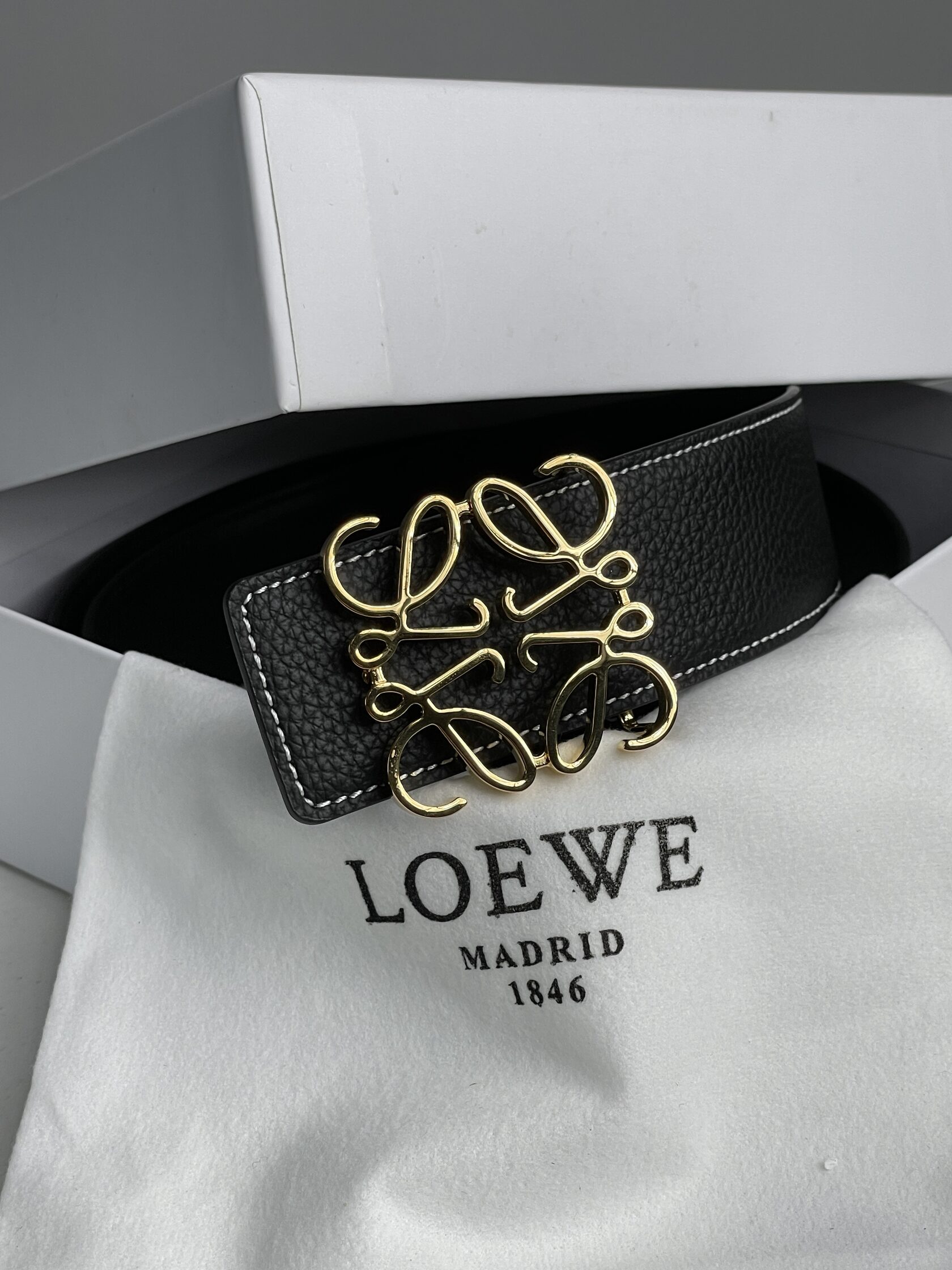Loewe Anagram Belt in Pebble Grain Calfskin Black/Gold - 6
