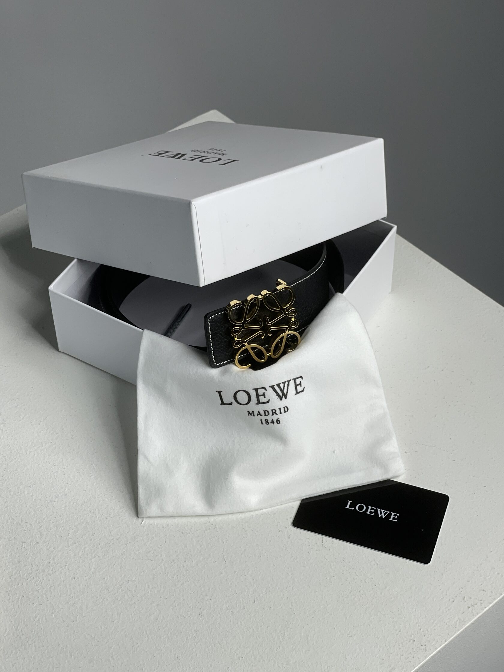 Loewe Anagram Belt in Pebble Grain Calfskin Black/Gold - 7