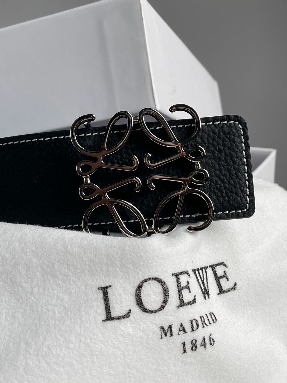 Loewe Anagram Belt in Pebble Grain Calfskin Black/Silver - 4