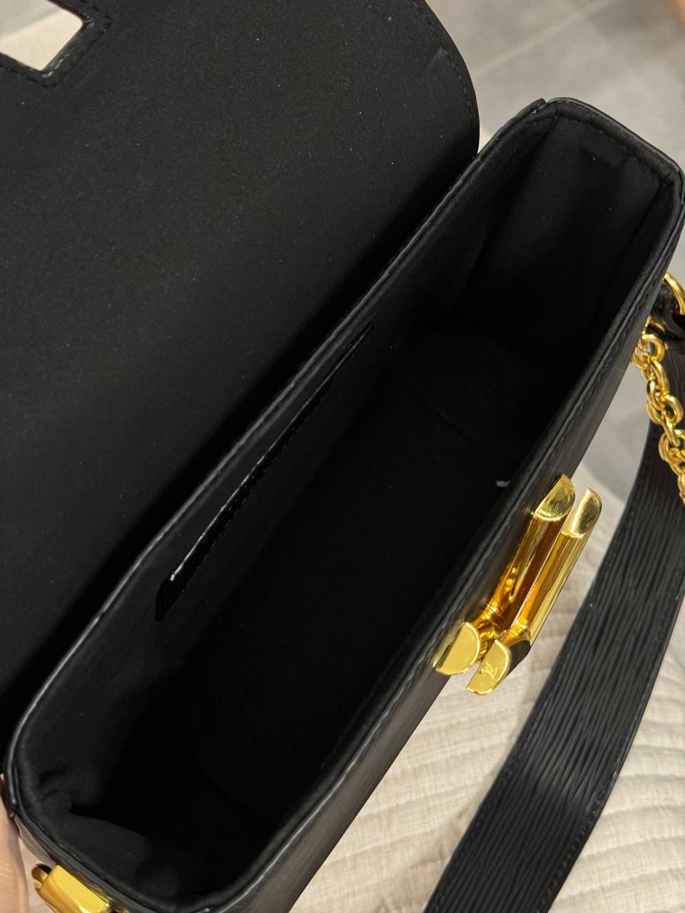 Louis Vitton Twist West Pochette in grained Epi leather In Black - 10