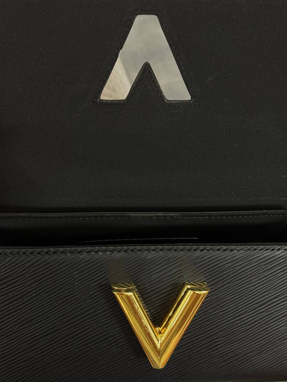 Louis Vitton Twist West Pochette in grained Epi leather In Black - 4