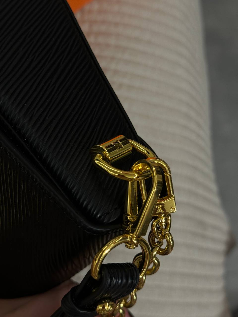 Louis Vitton Twist West Pochette in grained Epi leather In Black - 7