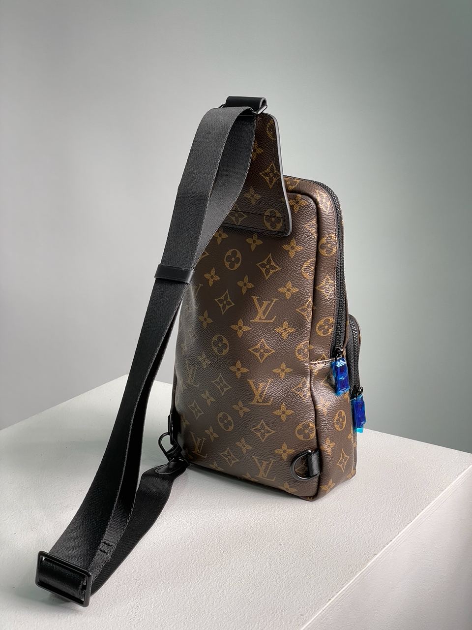 Louis Vuitton Avenue Slingbag Brown - 7
