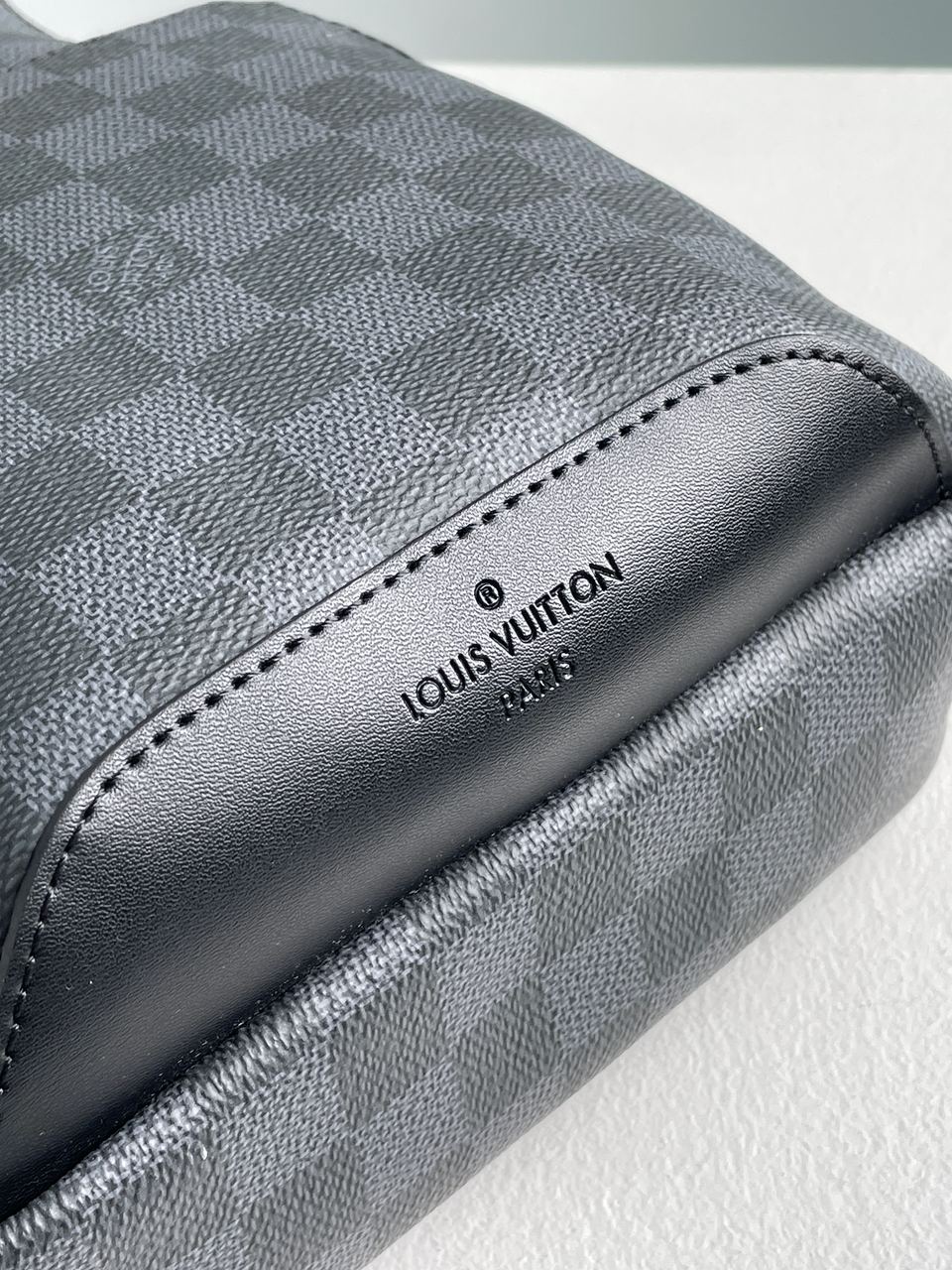 Louis Vuitton Avenue Slingbag Grey - 14