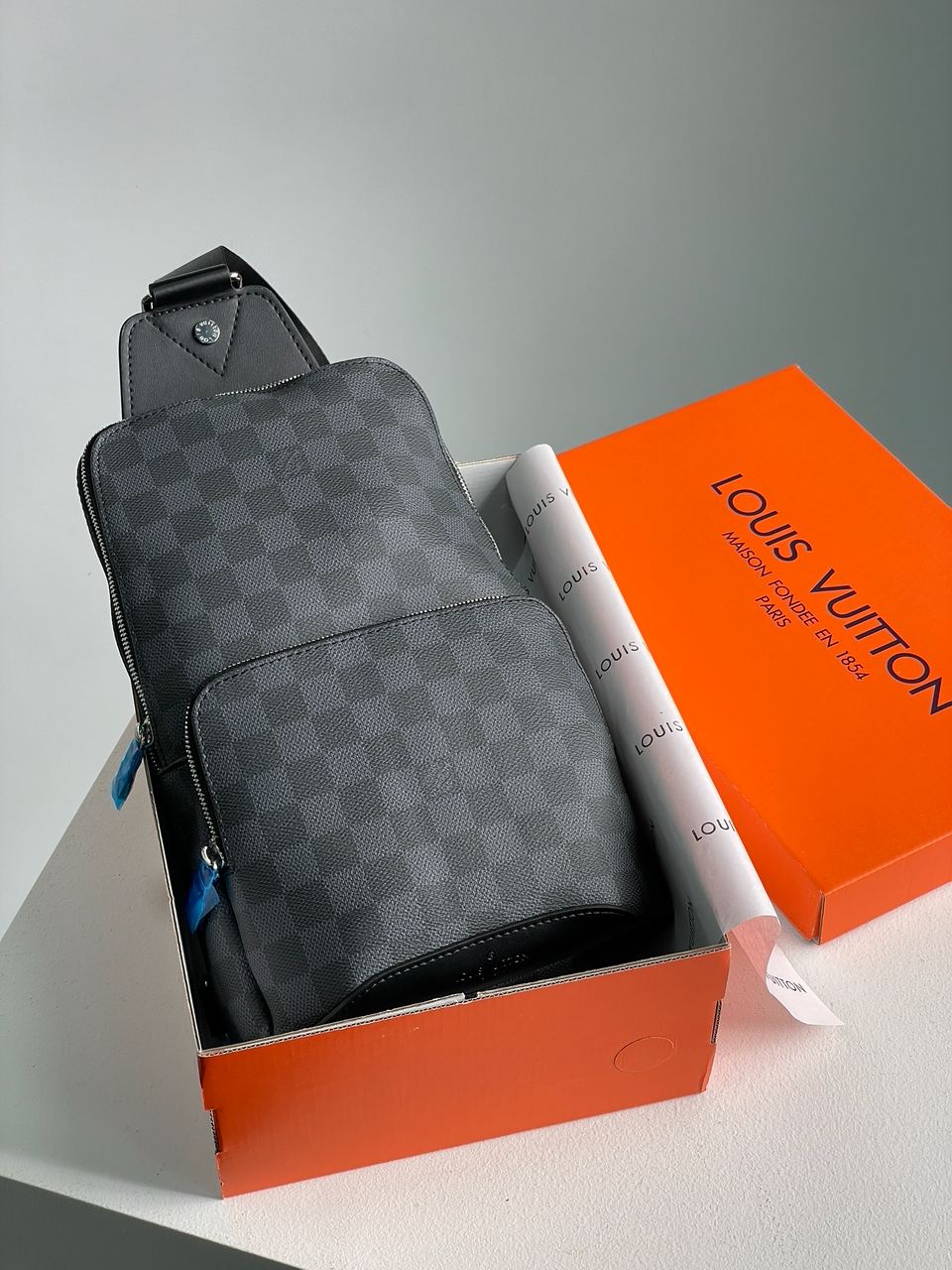 Louis Vuitton Avenue Slingbag Grey - 2