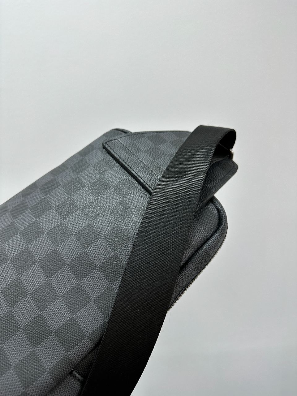 Louis Vuitton Avenue Slingbag Grey - 9