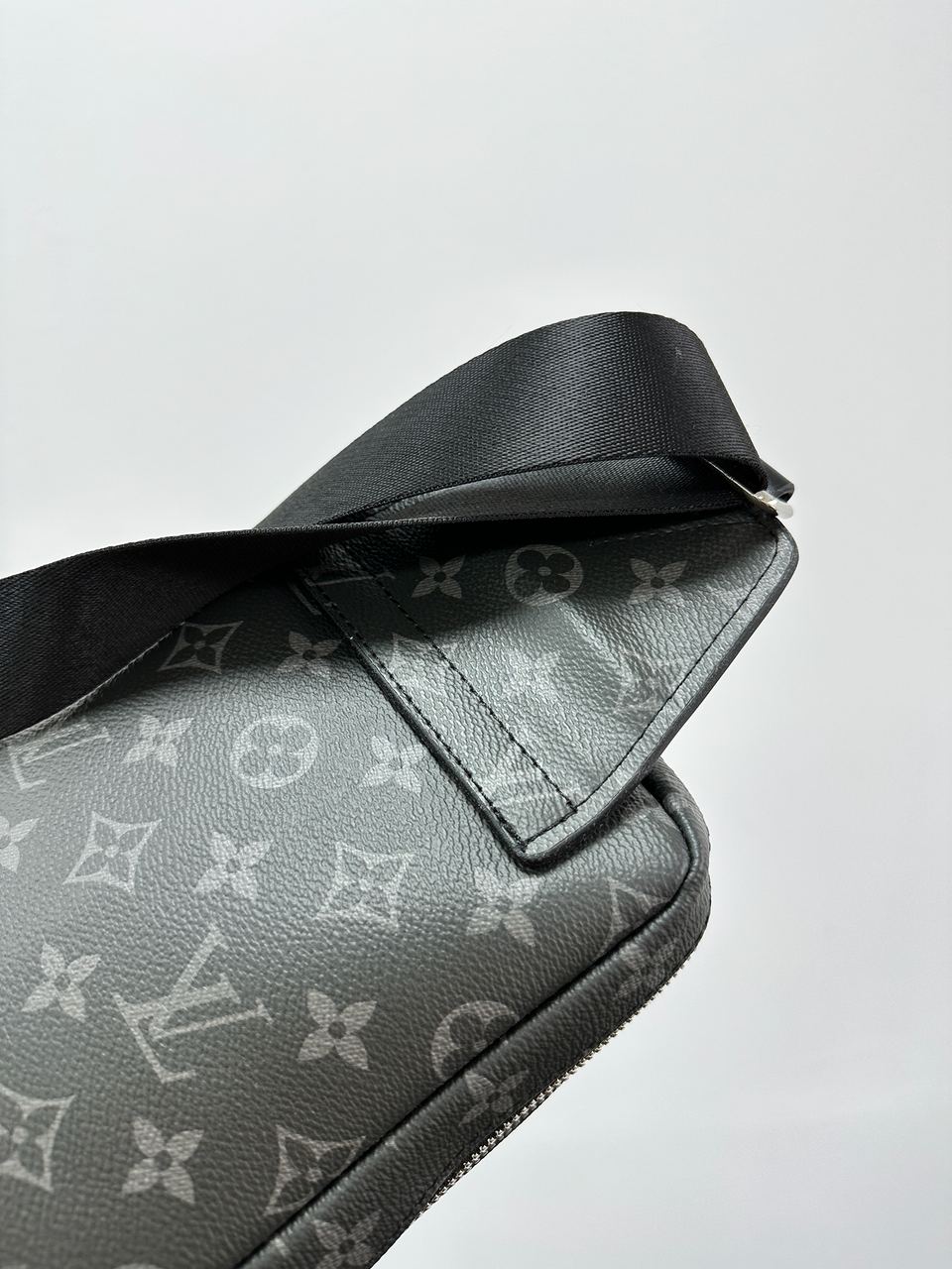 Louis Vuitton Avenue Slingbag Grey - 11