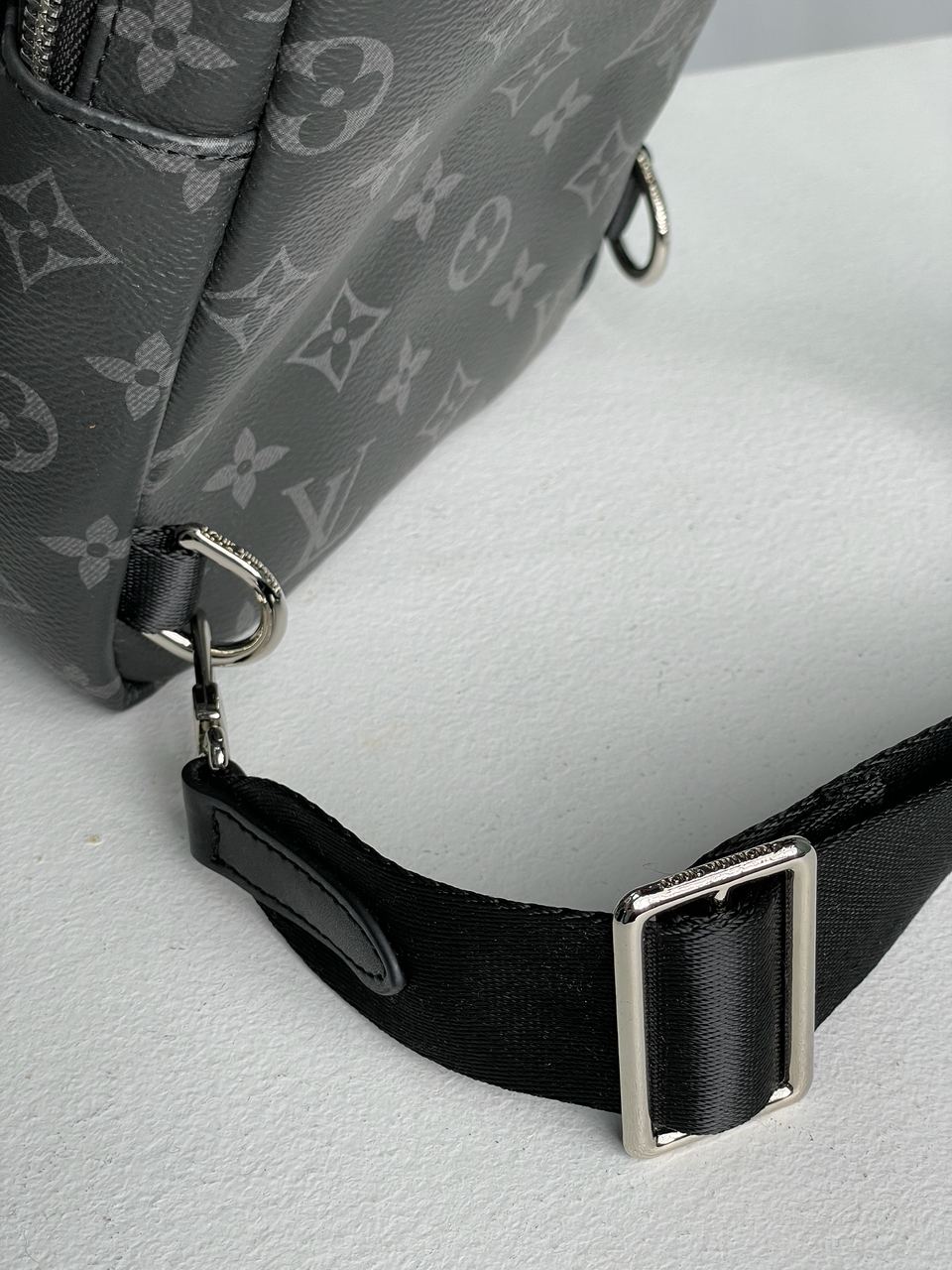 Louis Vuitton Avenue Slingbag Grey - 17