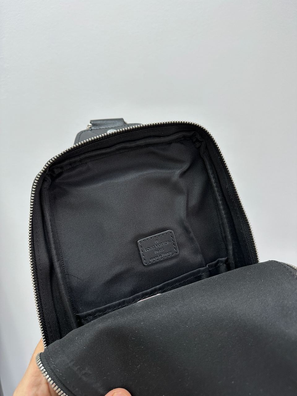 Louis Vuitton Avenue Slingbag Grey - 20