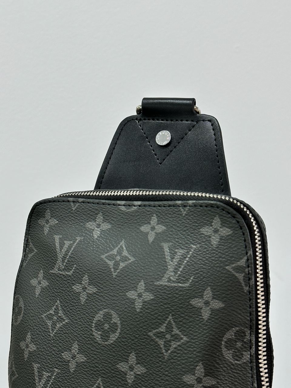 Louis Vuitton Avenue Slingbag Grey - 8