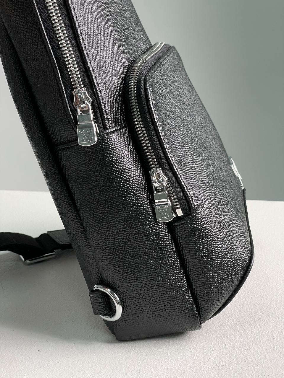 Louis Vuitton Avenue Slingbag NM Black/Silver - 13