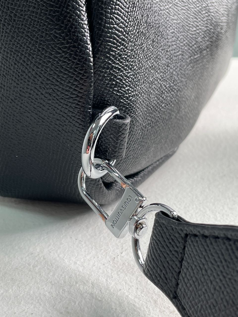 Louis Vuitton Avenue Slingbag NM Black/Silver - 17