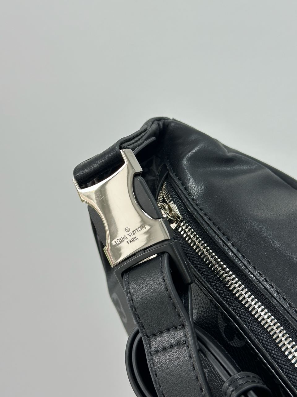 Louis Vuitton Discovery PM Bumbag Grey Canvas - 11