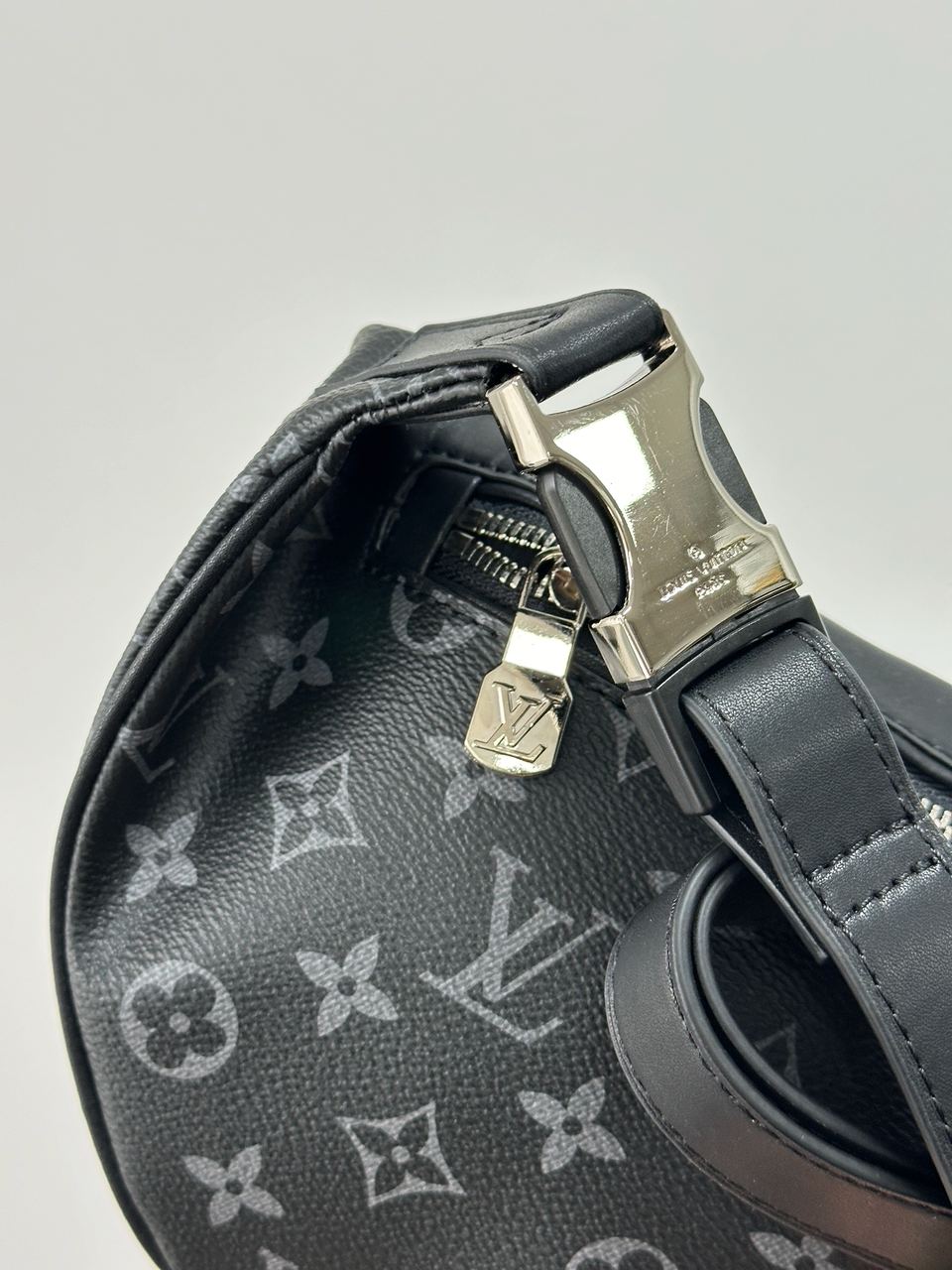 Louis Vuitton Discovery PM Bumbag Grey Canvas - 12