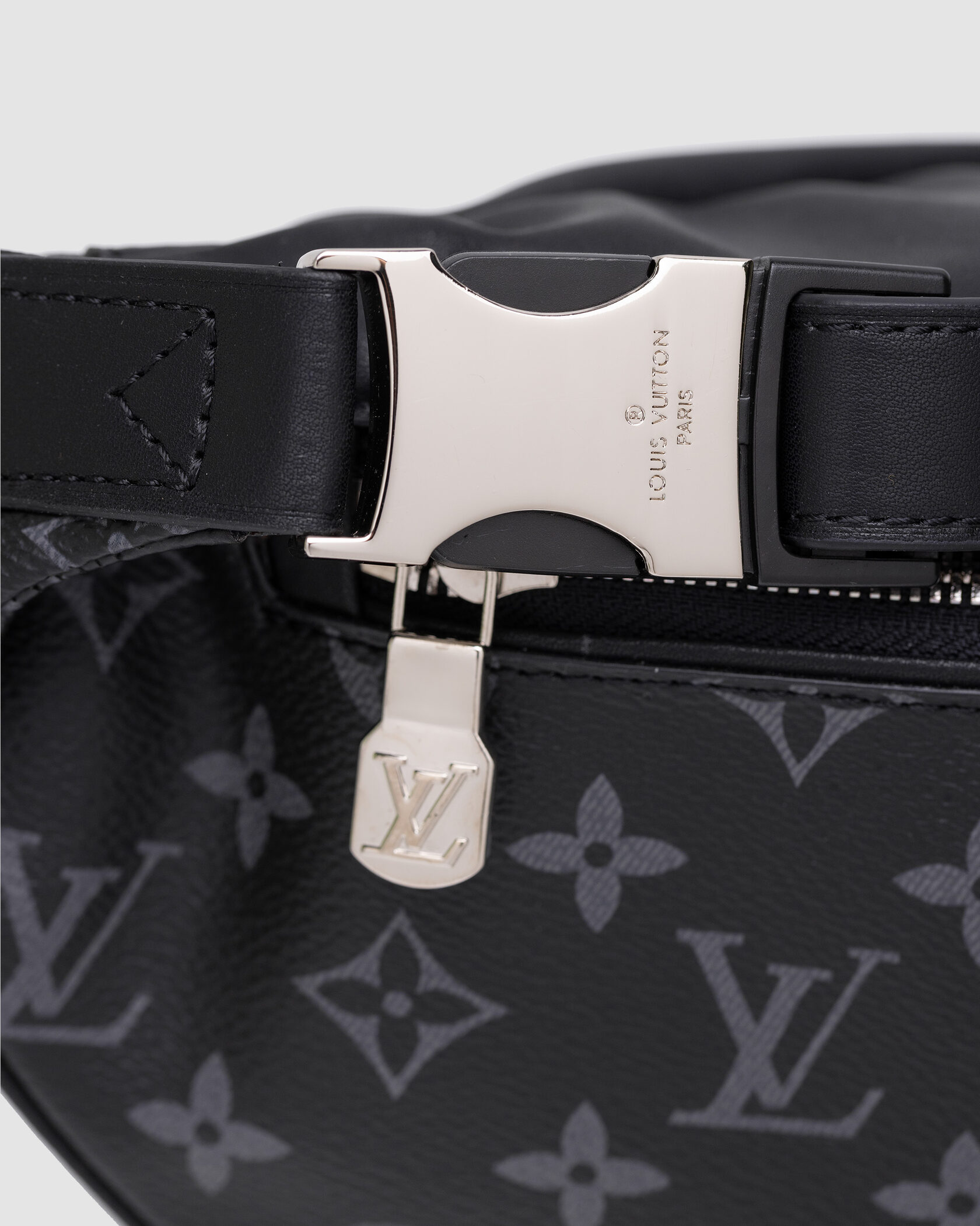 Louis Vuitton Discovery PM Bumbag Grey Canvas - 9