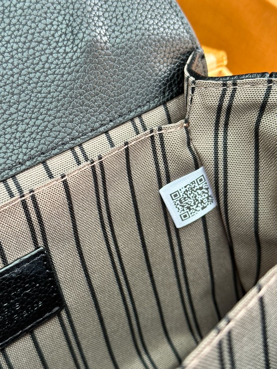 Louis Vuitton Pochette Metis Monogram Black - 23