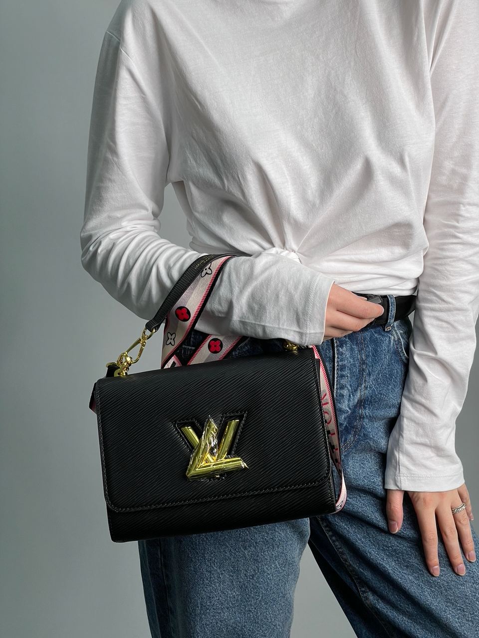 Louis Vuitton Twist MM Bag Black/Gold - 4