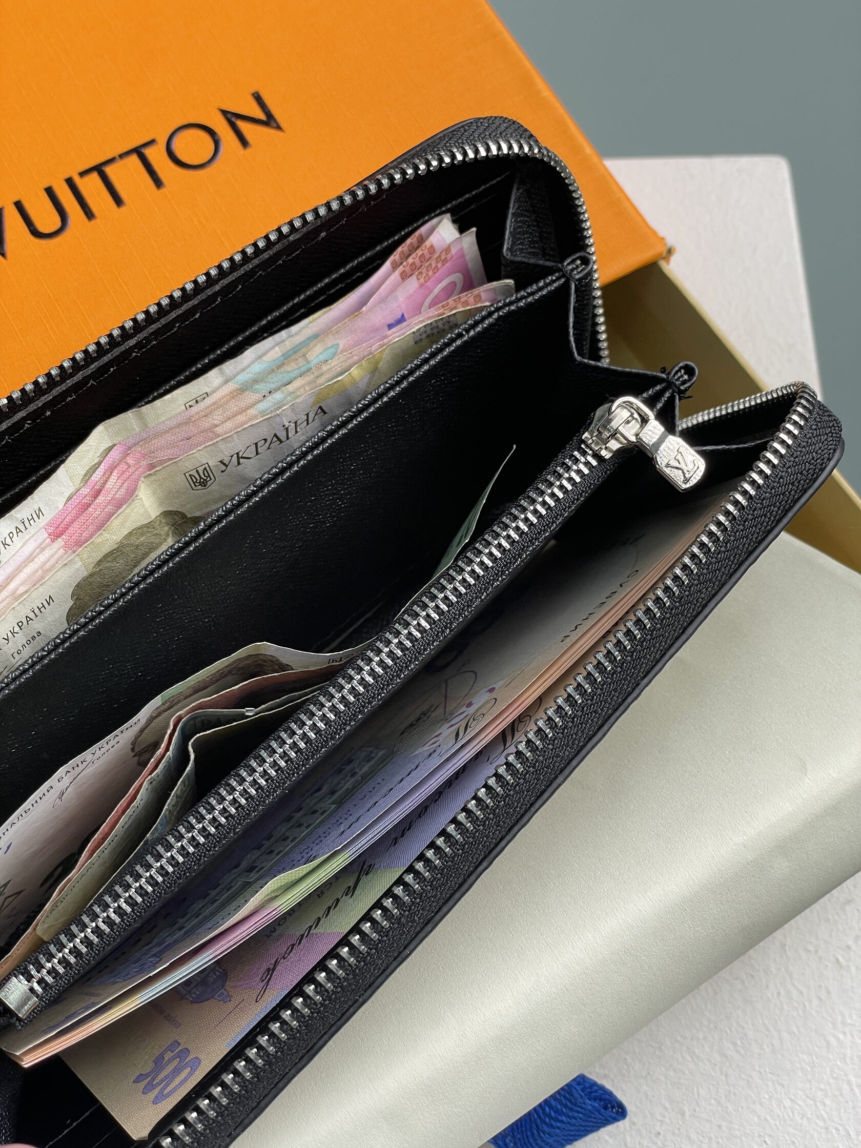 Louis Vuitton Zippy Wallet Damier Black Embossed Leather - 14