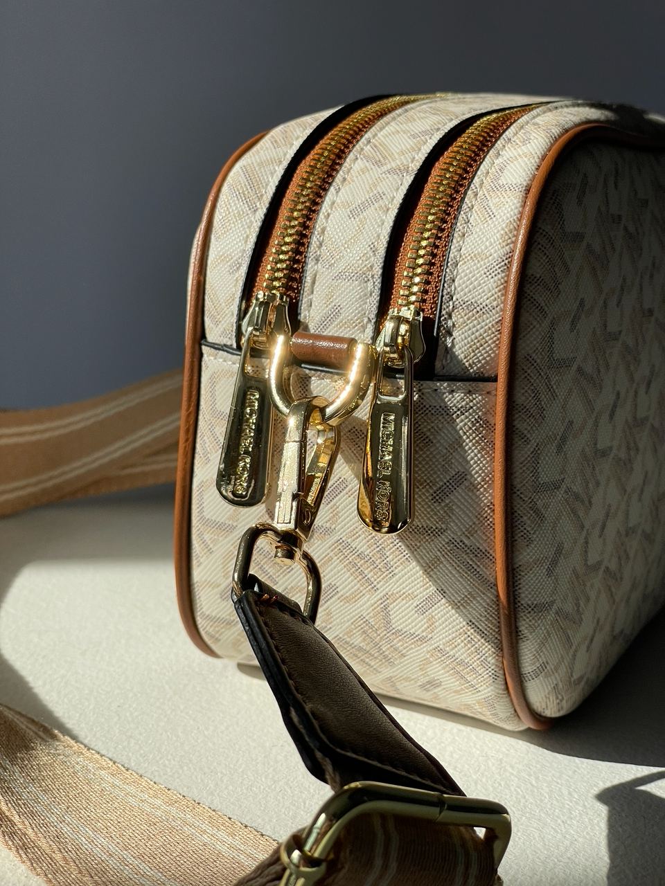 Michael Kors Camera Bag Ivory - 18