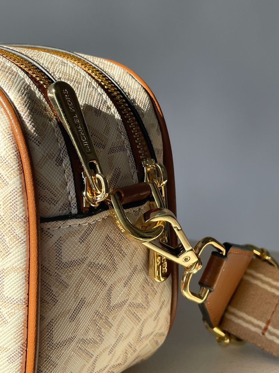 Michael Kors Camera Bag Ivory - 19