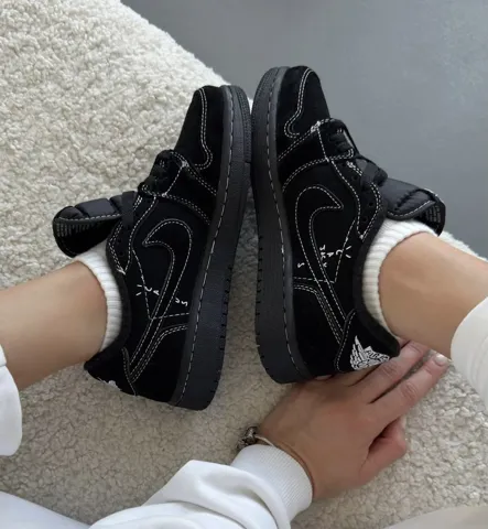 Jordan low x Travis Scott Black