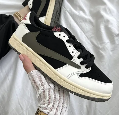 Jordan low x Travis Scott Olive