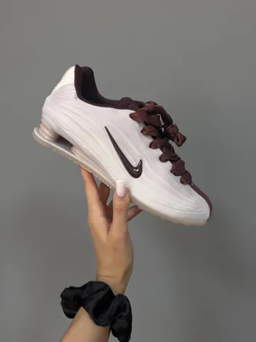 NIKE SHOX R4 | PARTICLE ROSE / BURGUNDY CRUSH
