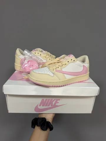 NIKE AIR JORDAN 1 x TRAVIS SCOTT | BUTTER CREAM / PINK