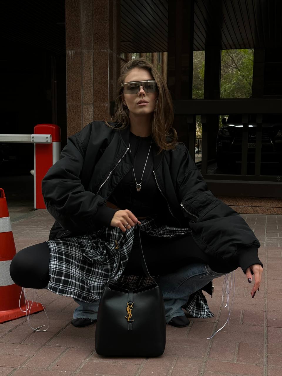 Saint Laurent Le 5 à 7 Hobo Bag In Black - 3