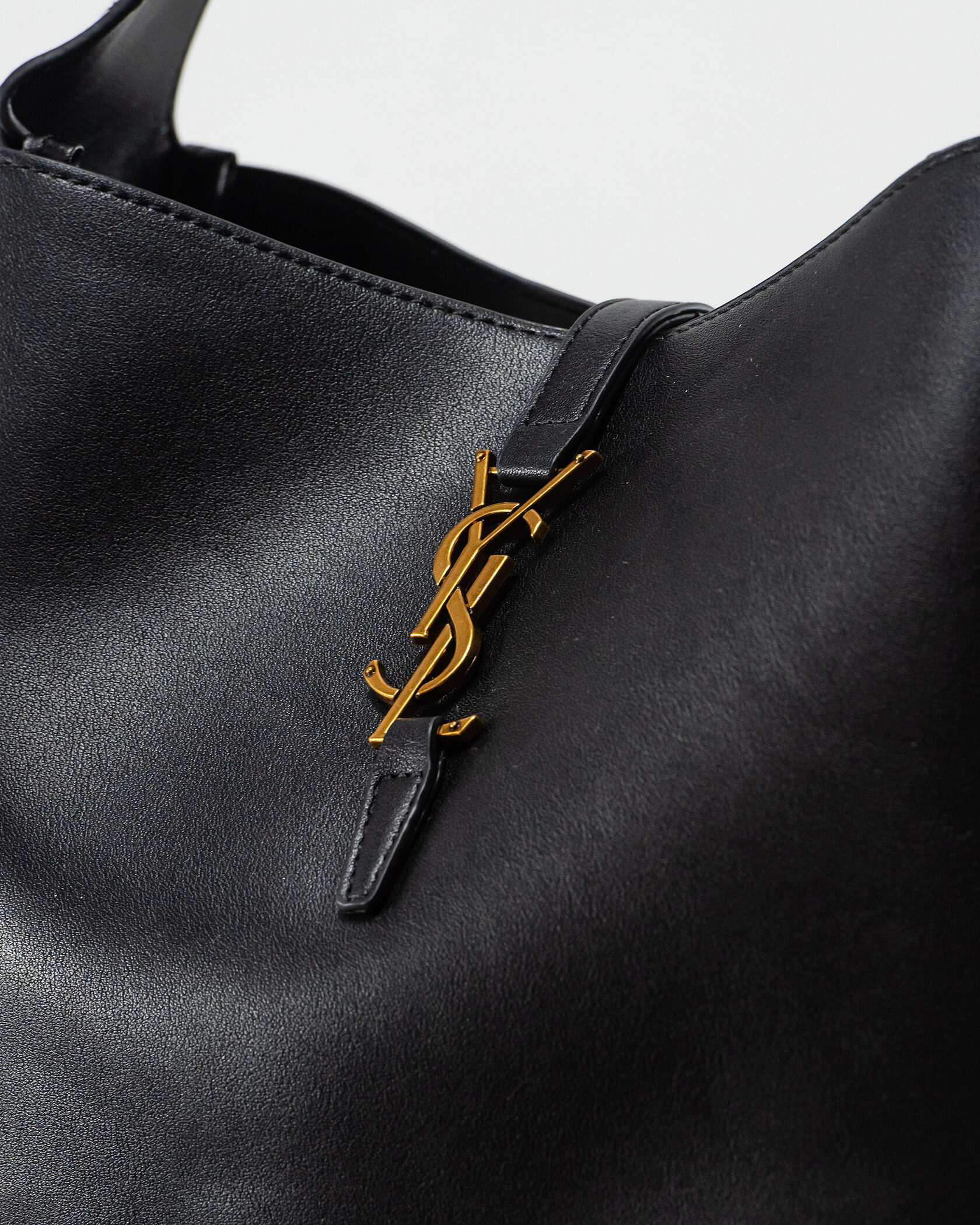 Yves Saint Lauren LE 5 À 7 supple large in grained leather - 5