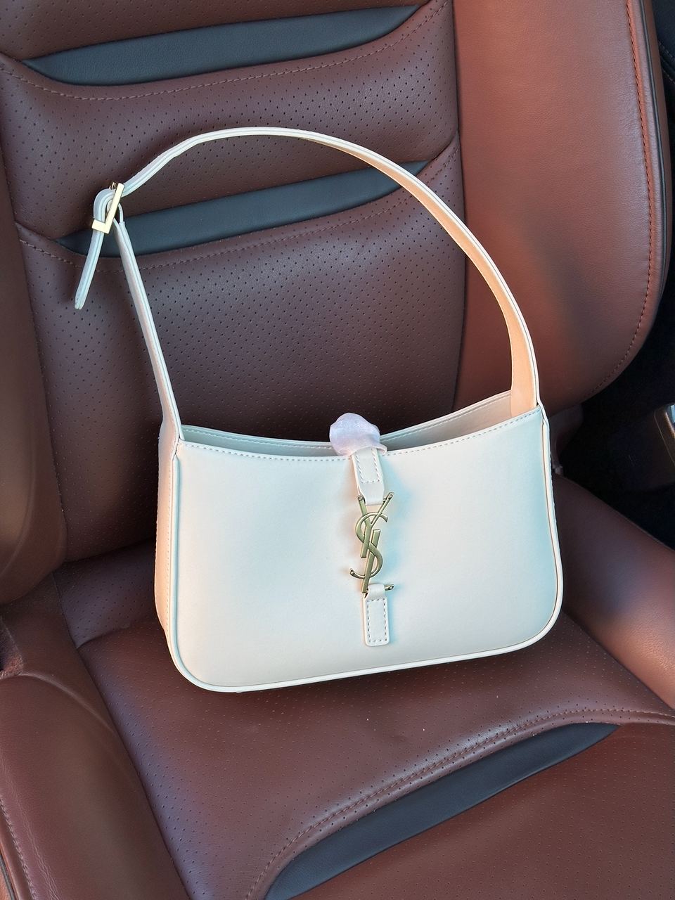 Yves Saint Laurent Hobo Le 5 a 7 Bag in Smooth Leather Cream - 3